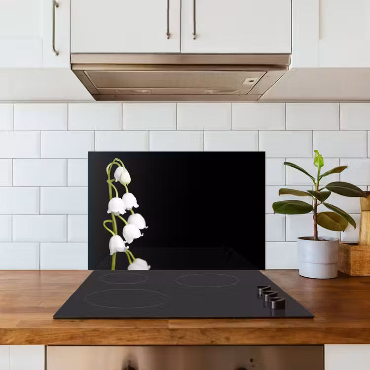 Lelietjes van dalen - Bloemen - Zwart - Flora keuken achterwand spatscherm klein -sfeer2