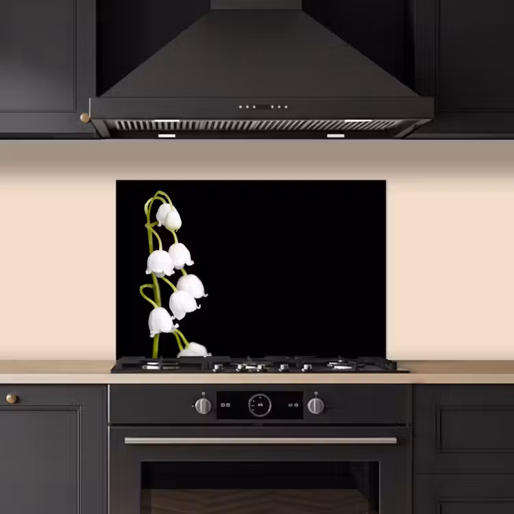 Lelietjes van dalen - Bloemen - Zwart - Flora keuken achterwand spatscherm klein -sfeer1