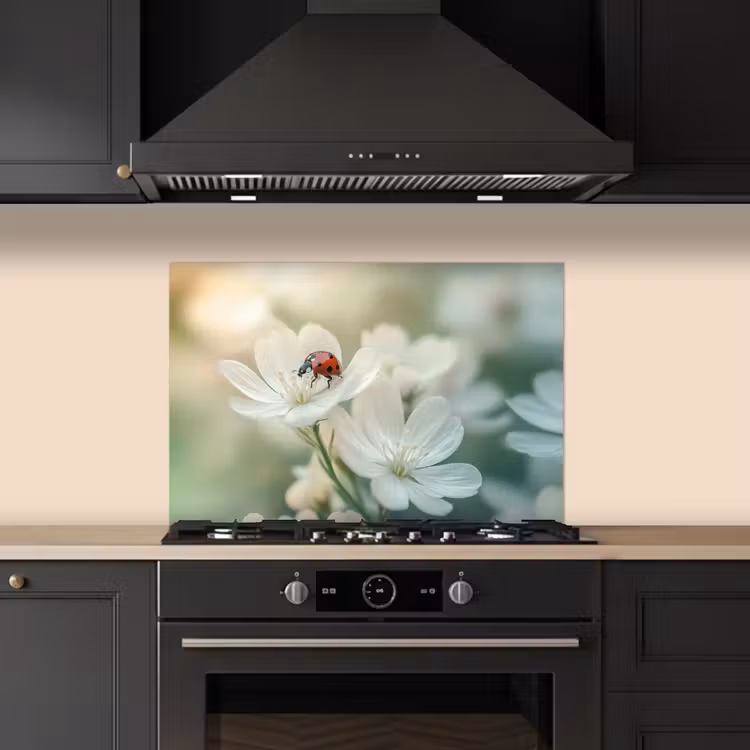 Lieveheersbeestje - Bloemen - Wit keuken achterwand spatscherm klein -sfeer1