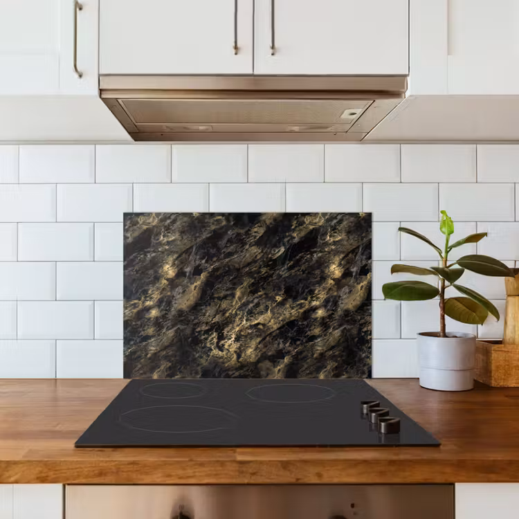 Marmer - Zwart - Goud keuken achterwand spatscherm klein 900 -sfeer2