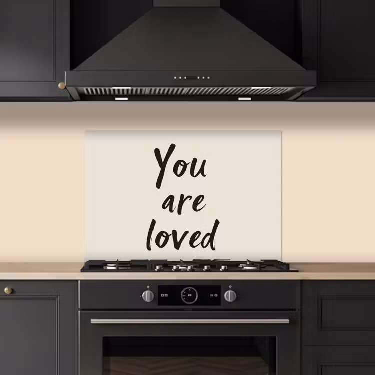 Minimalistisch - Beige - Love keuken achterwand spatscherm klein -sfeer1