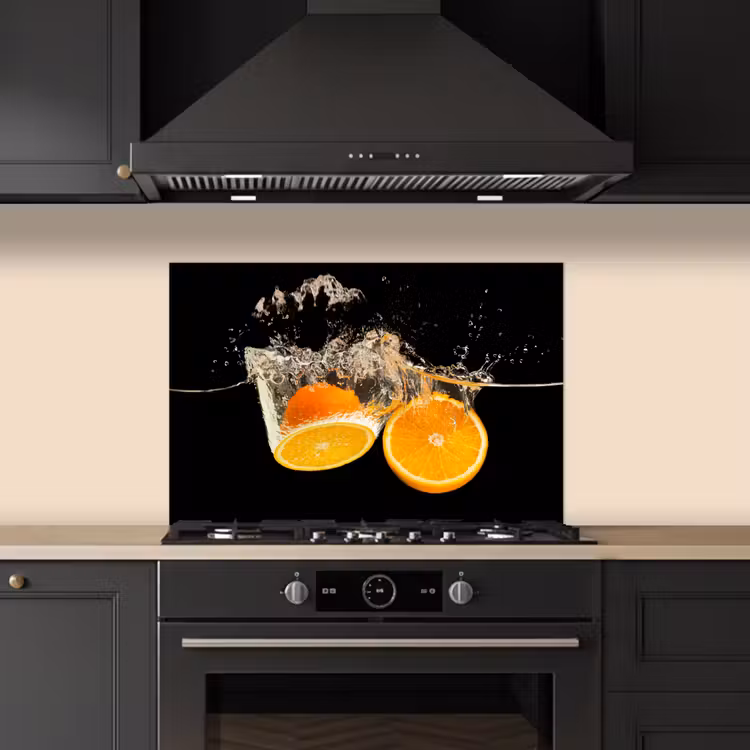 Sinaasappel - Stilleven - Water - Zwart - Fruit keuken achterwand spatscherm klein -sfeer1
