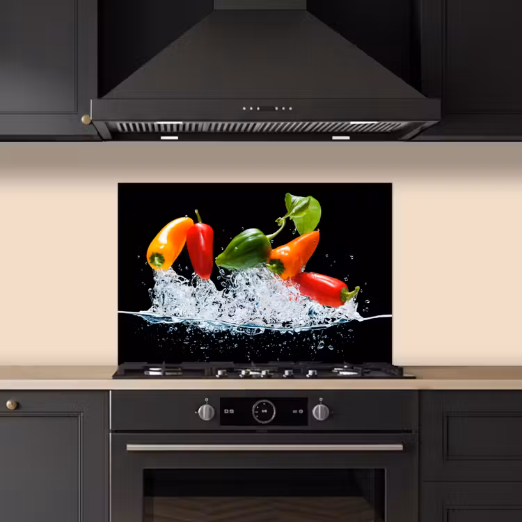 Pepers - Zwart - Groenten - Water - Blad keuken achterwand spatscherm klein -sfeer1