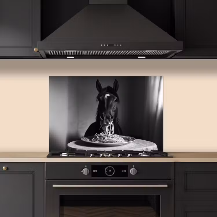 Paard - Bord - Pasta - Tafelkleed - Zwart Wit - Dieren keuken achterwand spatscherm klein -sfeer1