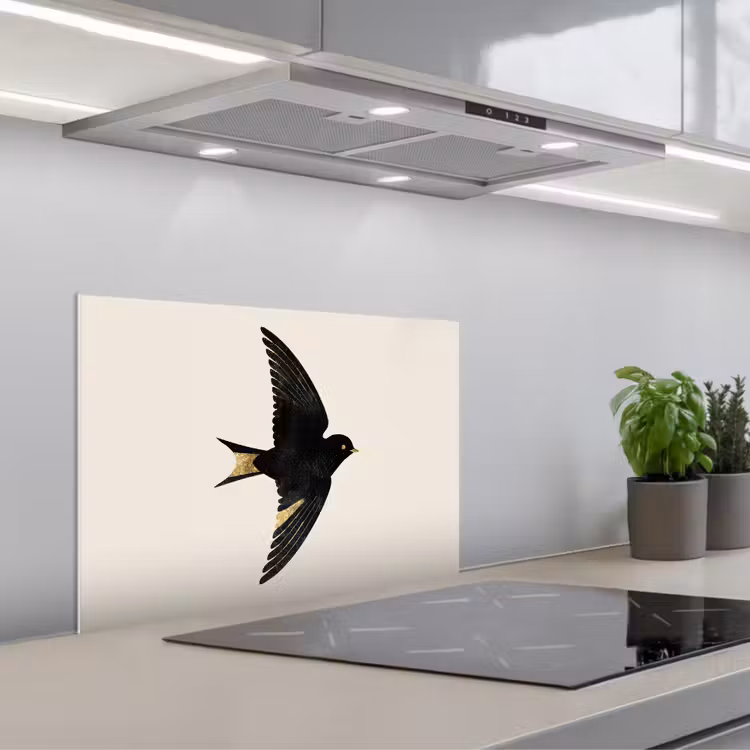 Zwarte zwaluw - Gouden accenten - Lichte achtergrond keuken achterwand spatscherm klein -3d_schuin