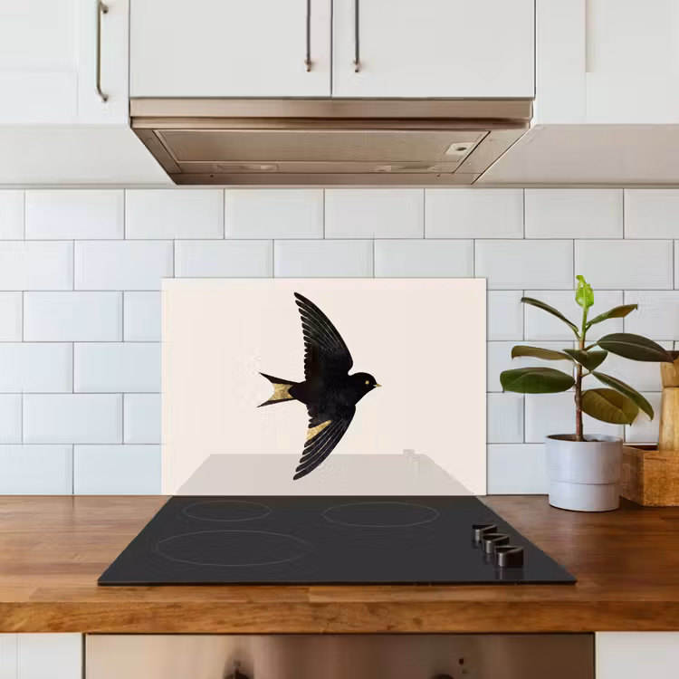 Zwarte zwaluw - Gouden accenten - Lichte achtergrond keuken achterwand spatscherm klein -sfeer2