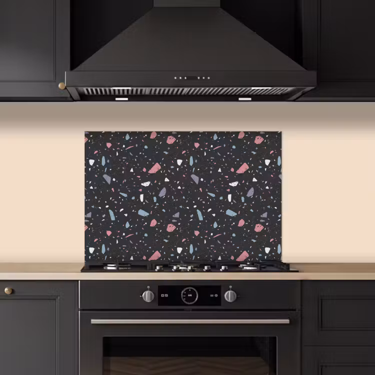 Terrazzo - Patroon - Zwart - Zacht keuken achterwand spatscherm klein 900 -sfeer1