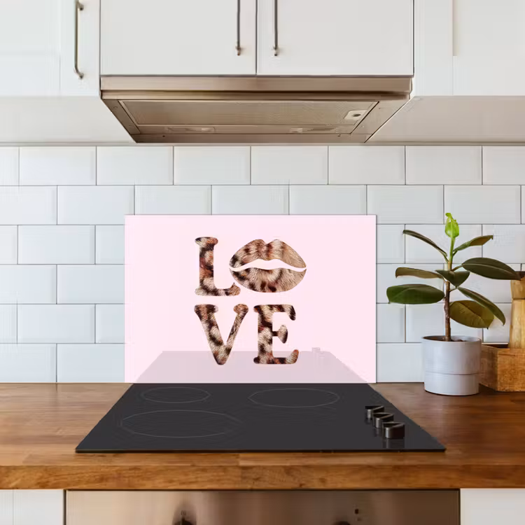Tekst - Love - Pantervacht - Lichtroze keuken achterwand spatscherm klein -sfeer2