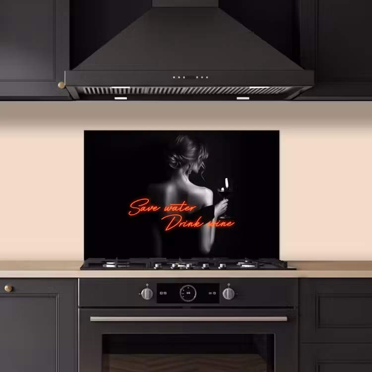 Wijn - Vrouw - Neon - Quote keuken achterwand spatscherm klein -sfeer1