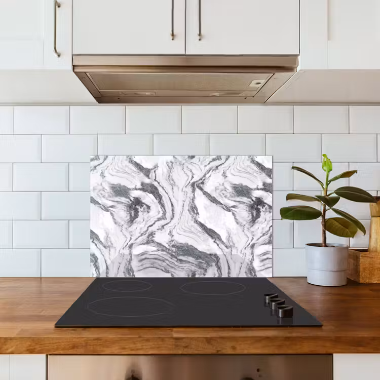 Wit - Marmer - Golvend - Grafiet keuken achterwand spatscherm klein 900 -sfeer2