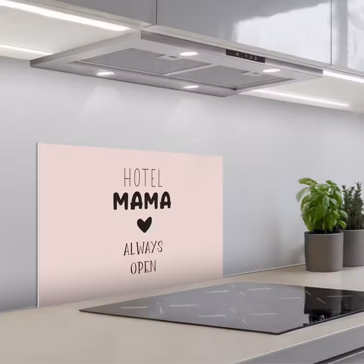 Quotes - Spreuken - Hotel mama always open - Mama keuken achterwand spatscherm klein -3d_schuin