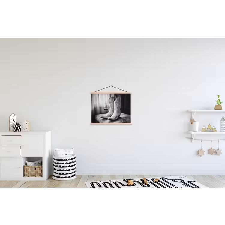 Wijn - Cowboylaarzen - Raamlicht - Wit textielposter latten blank klein -kinderkamer