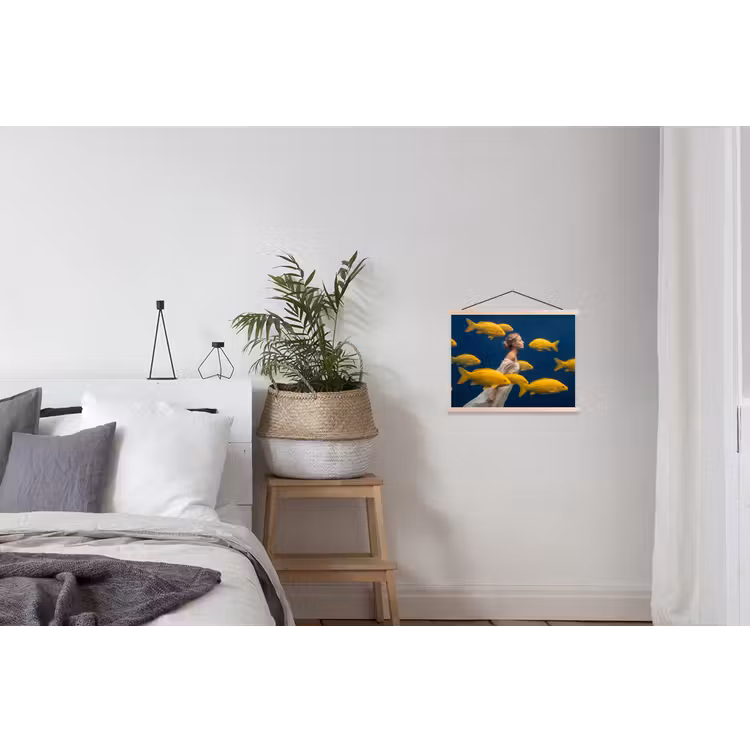 Vrouw - Vis - Water - Natuur - Geel textielposter latten blank klein -woonkamer