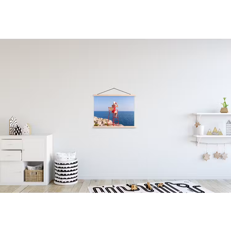 Vrouw - Zee - Kust - Verrekijker - Rood textielposter latten blank klein -kinderkamer
