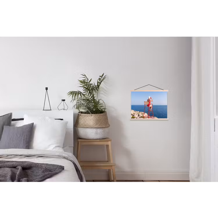 Vrouw - Zee - Kust - Verrekijker - Rood textielposter latten blank klein -woonkamer