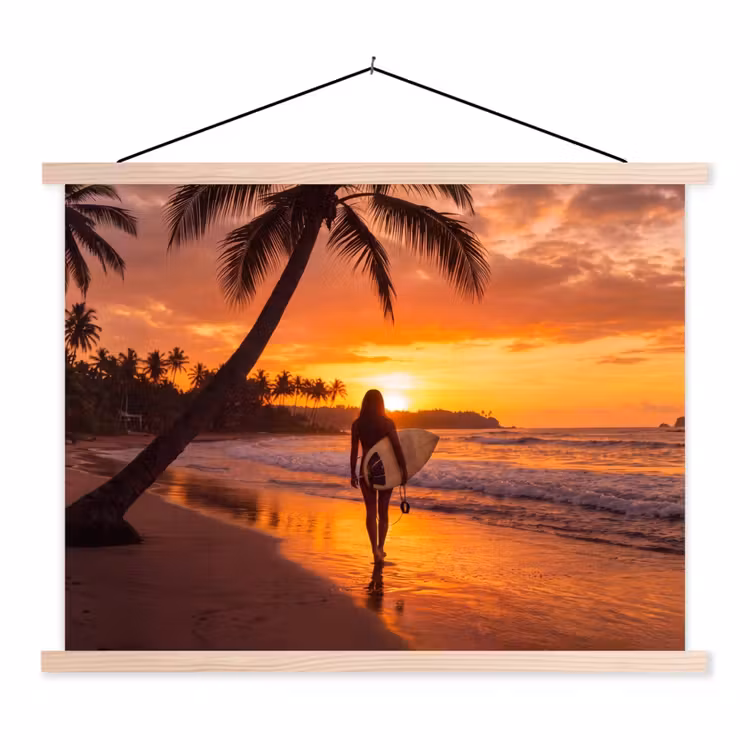 Vrouw - Surfplank - Strand - Zonsondergang - Oranje textielposter latten blank klein -3d