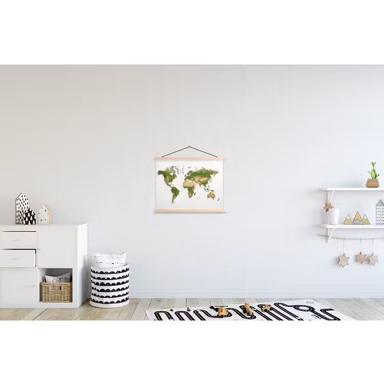 Wereldkaart - Natuurlijke kleuren - reliëfstijl textielposter latten blank klein -kinderkamer