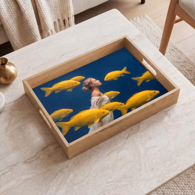 Vrouw - Vis - Water - Natuur - Geel Dienblad Rechthoek middel -sfeer1
