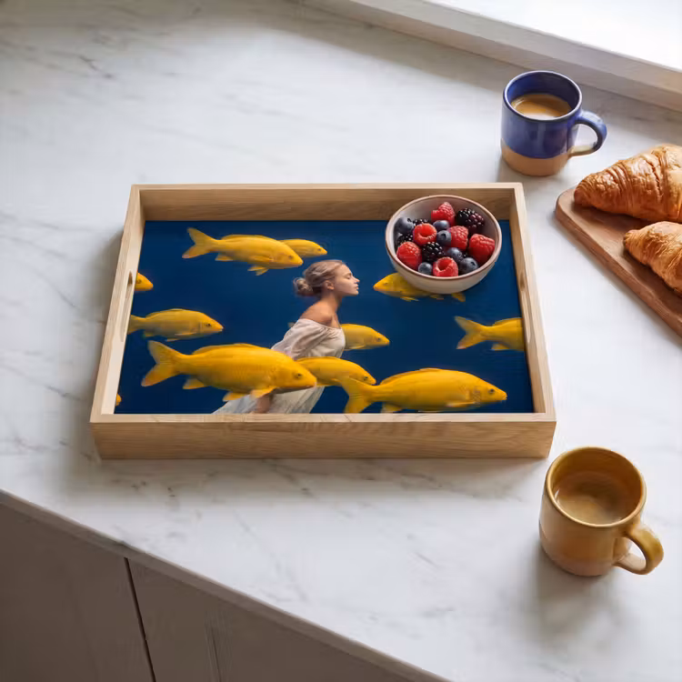 Vrouw - Vis - Water - Natuur - Geel Dienblad Rechthoek middel -sfeer2