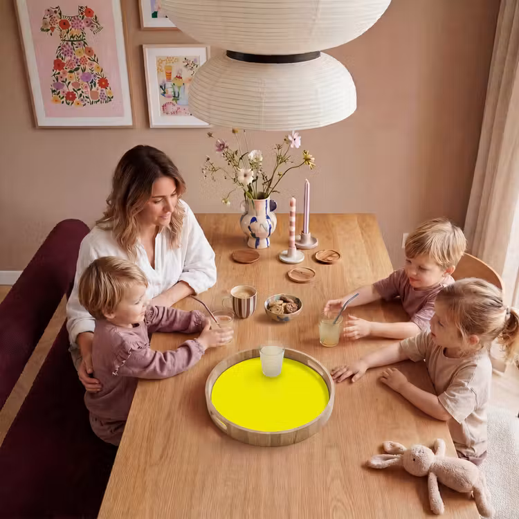 Bright - Canary - Geel Dienblad Rond middel 914 -sfeer4