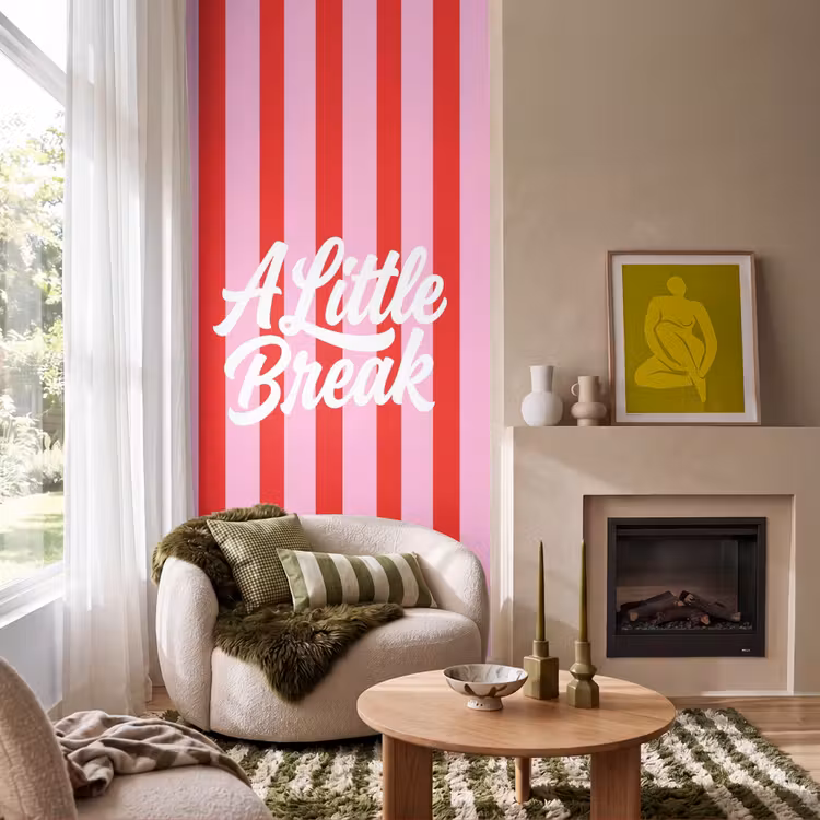 A Little Break - Strepen - Rood - Roze Behang Vlies klein -sfeer2