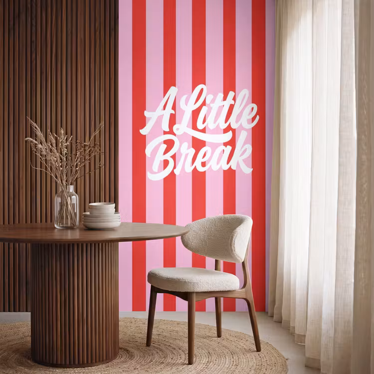 A Little Break - Strepen - Rood - Roze Behang Vlies klein -sfeer1
