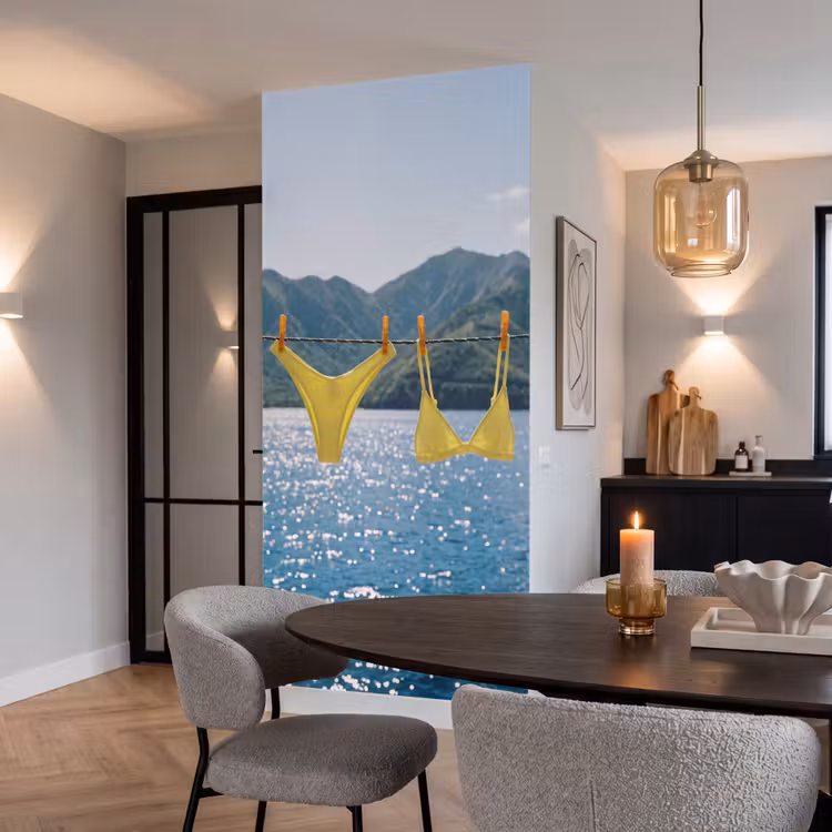 Badmode - Bikini - Zee - Bergen - Geel Behang Vlies klein -sfeer3