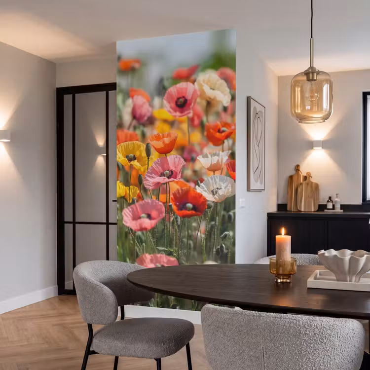 Bloemenveld - Klaprozen - Kleurrijk Behang Vlies klein -sfeer3