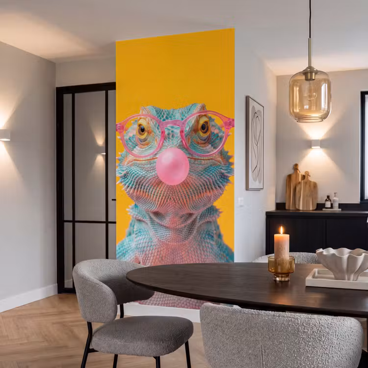 Kameleon - Kauwgom - Kleurrijk Behang Vlies klein -sfeer3