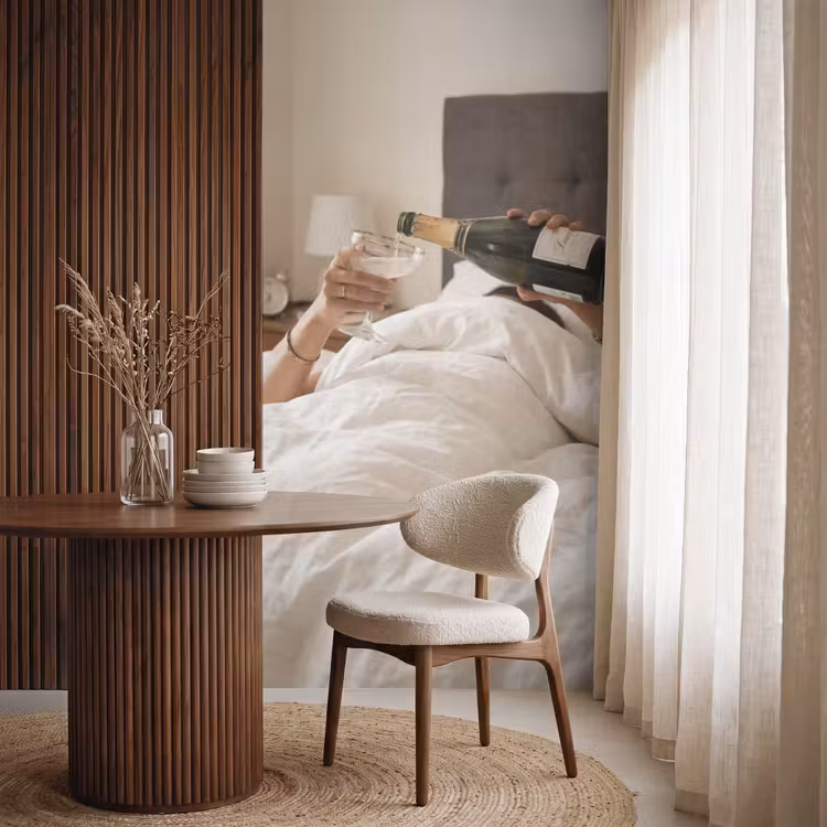 Champagne - Bed - Bubbels Behang Vlies klein -sfeer1