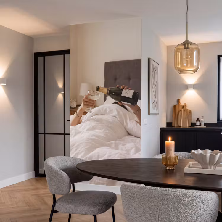 Champagne - Bed - Bubbels Behang Vlies klein -sfeer3