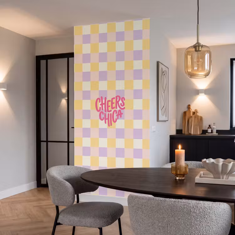 Cheers Chica - Ruitjes - Lila - Geel Behang Vlies klein -sfeer3