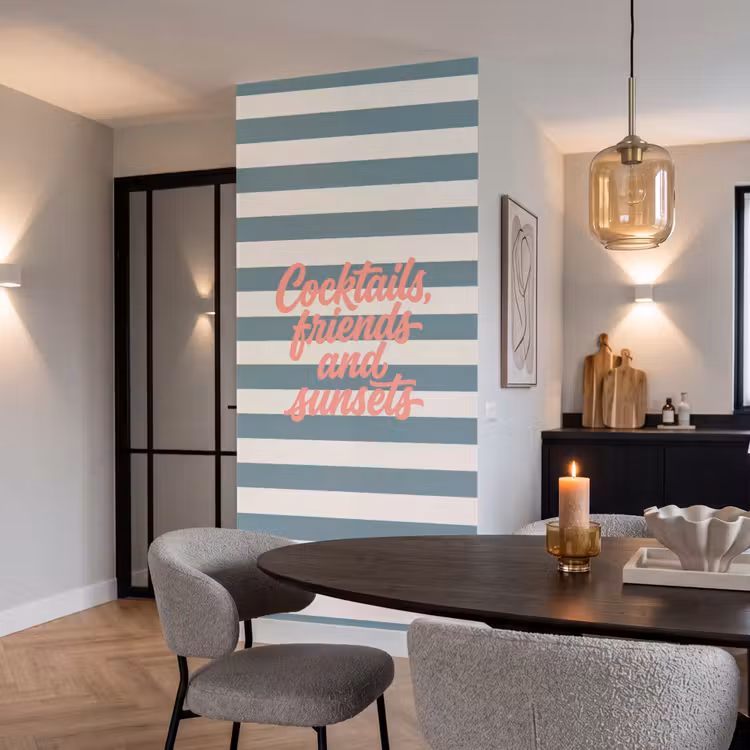 Cocktails - Strepen - Blauw - Koraal Behang Vlies klein -sfeer3