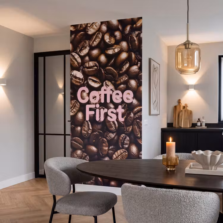 Coffee First - Koffiebonen - Roze Behang Vlies klein -sfeer3