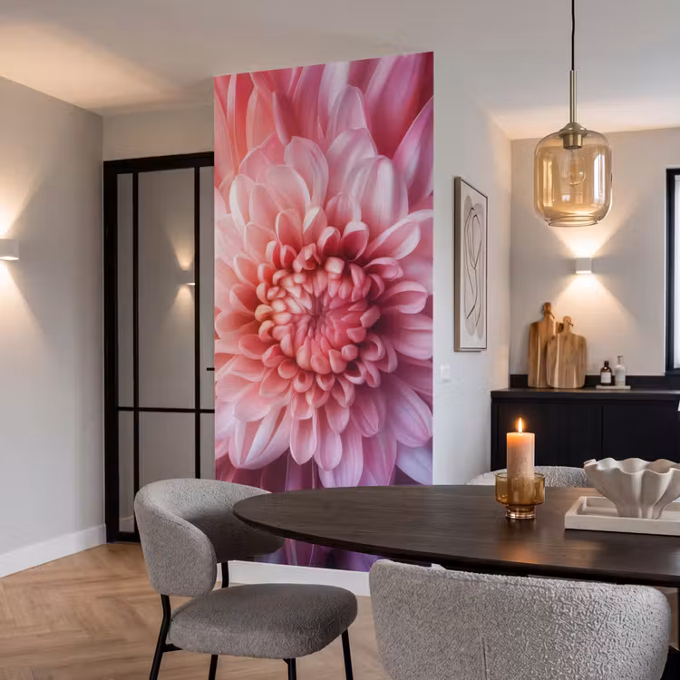 Dahlia - Bloem - Close up - Roze Behang Vlies klein -sfeer3