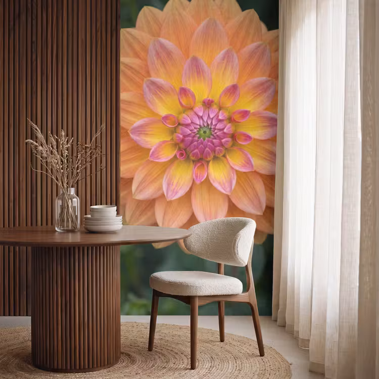 Dahlia - Bloem - Oranje Behang Vlies klein -sfeer1