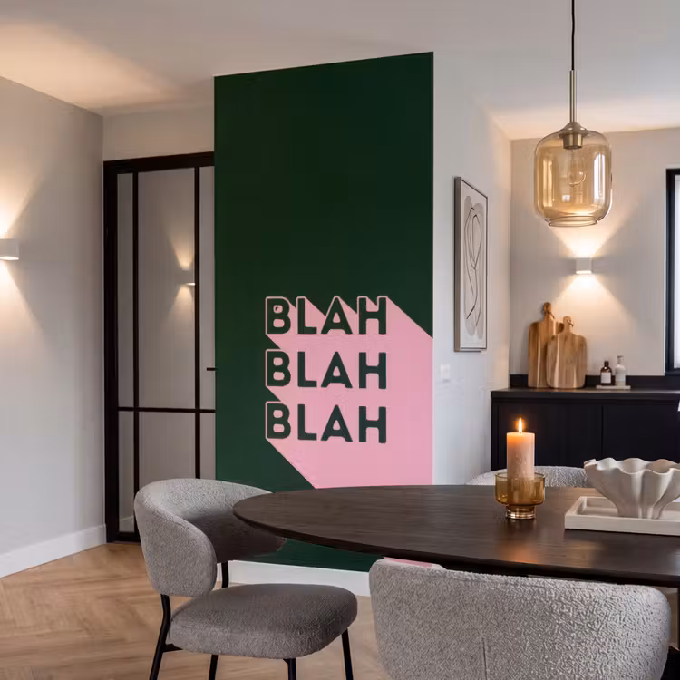 Donkergroen - Tekst - Schaduw - Grafisch Behang Vlies klein -sfeer3
