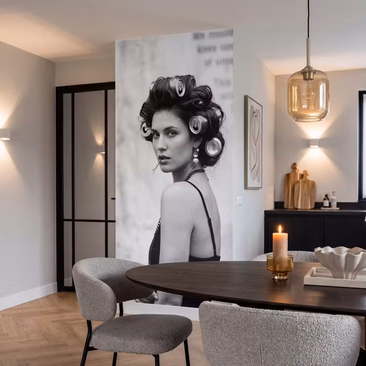 Edgy - Vrouw - Zwart - Wit Behang Vlies klein -sfeer3