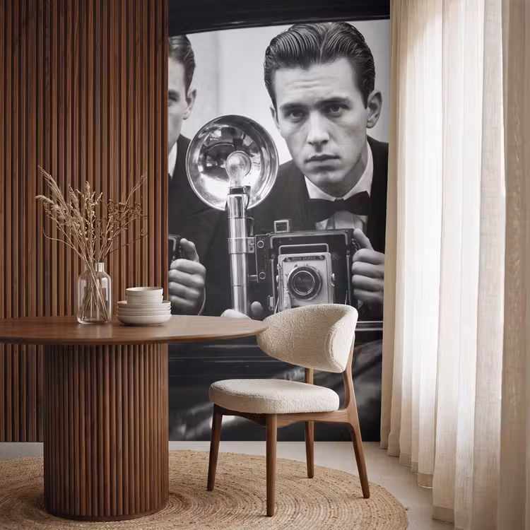 Fotograaf - Camera - Vintage - Journalistiek - Zwart-wit Behang Vlies klein -sfeer1