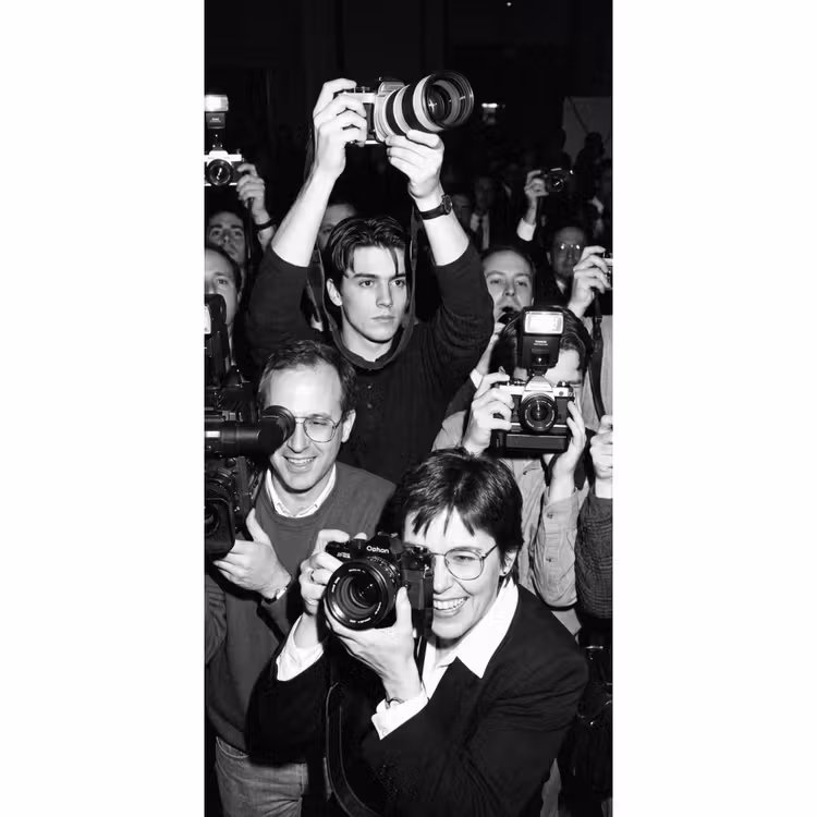 Fotografen - Menigte - Flitsers - Journalistiek Behang Vlies klein -3d_website