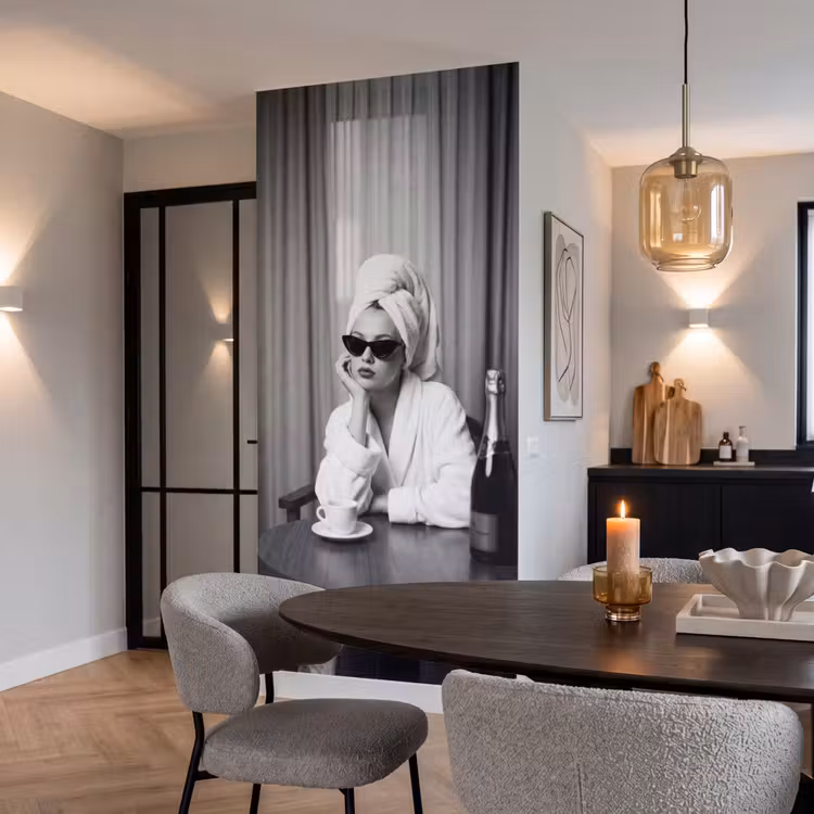 Vrouw - Bubbels - Zwart - Wit Behang Vlies klein -sfeer3