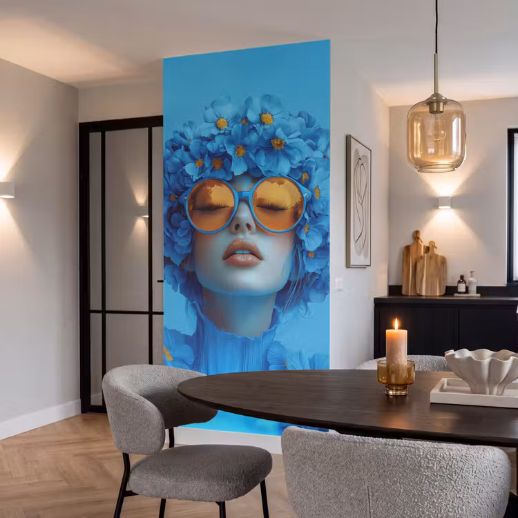 Vrouw - Bloem - Blauw - Modern - Bril - Portret Behang Vlies klein -sfeer3