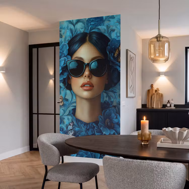 Vrouw - Bloemen - Vlinders - Blauw - Abstract Behang Vlies klein -sfeer3