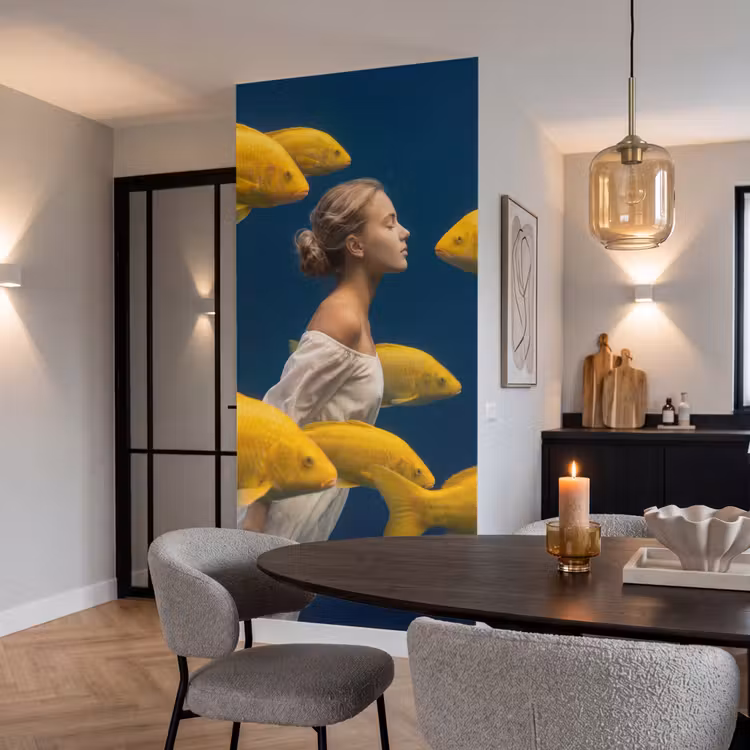 Vrouw - Vis - Water - Natuur - Geel Behang Vlies klein -sfeer3