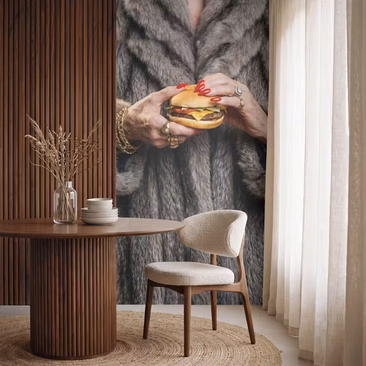 Vrouw - Hamburger - Bontjas Behang Vlies klein -sfeer1