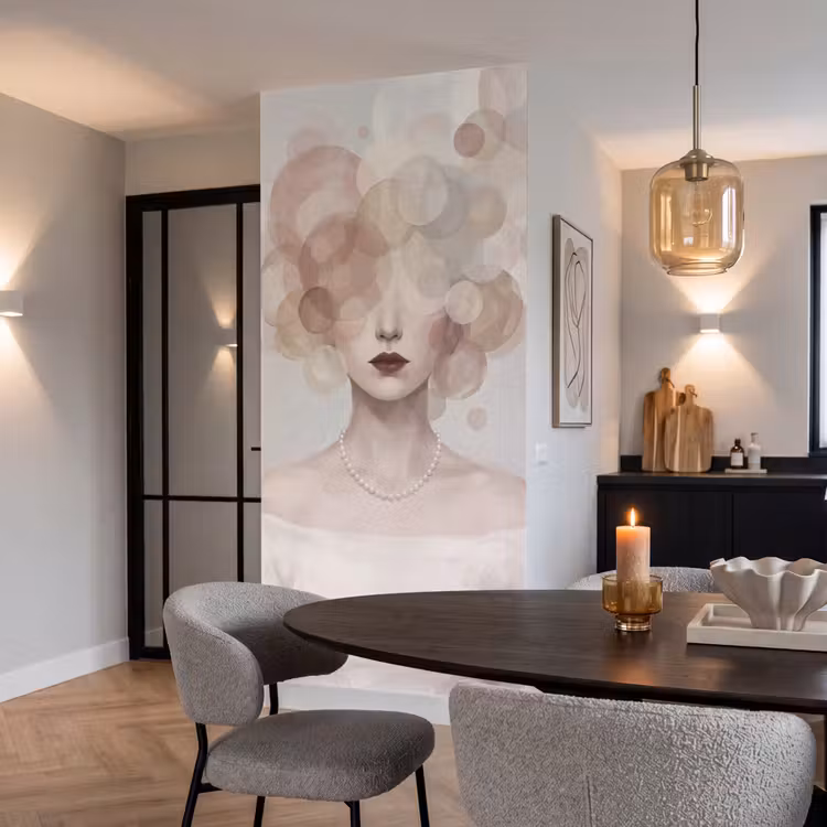Vrouw - Cirkels - Beige Behang Vlies klein -sfeer3
