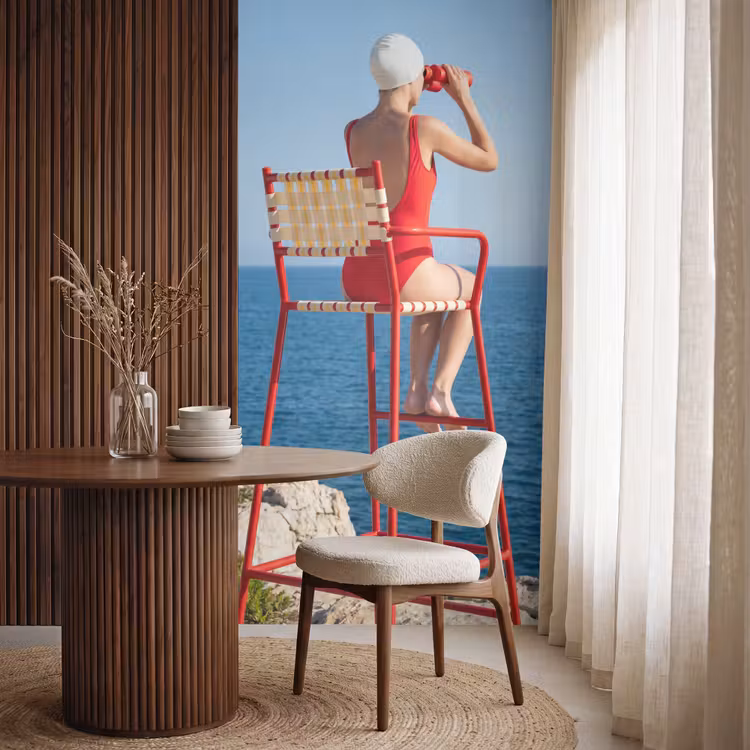 Vrouw - Zee - Kust - Verrekijker - Rood Behang Vlies klein -sfeer1