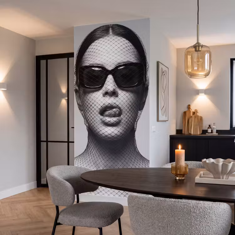 Vrouw - Net - Mysterieus - Zwart - Wit Behang Vlies klein -sfeer3