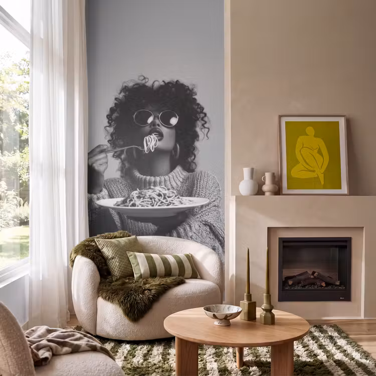 Vrouw - Pasta - Zwart - Wit Behang Vlies klein -sfeer2