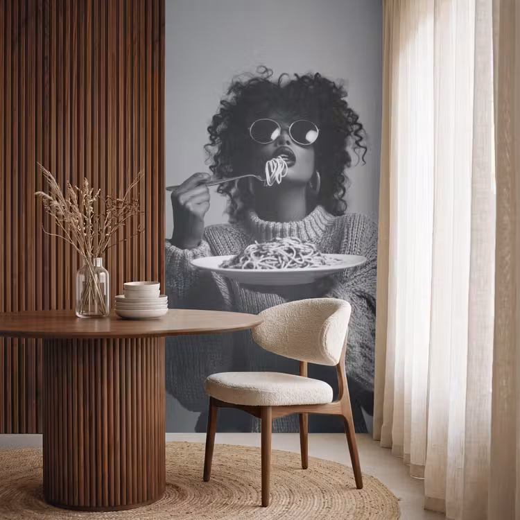 Vrouw - Pasta - Zwart - Wit Behang Vlies klein -sfeer1